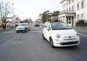 Die Fahrzeuglenkenden wurden nach der Kollision zur Kontrolle ins Spital eingeliefert. (Bild: Zuger Polizei)