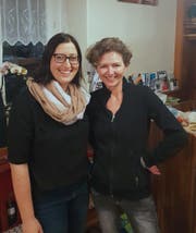 Präsidentin Monika Inderbitzin (links) gratuliert dem treuen Vereinsmitglied Esther Probst. (Bild: PD, Flüelen, 19. Januar 2019)