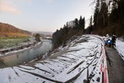 Der zur Thur hin abrutschende Hang und die für motorisierte Verkehrsteilnehmer gesperrte Haldenstrasse. (Bild: Donato Caspari, 22. Januar 2019)