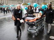 Pflegefachpersonen und Politikerinnen bei der Einreichung der Unterschriften zur Pflegeinitiative, mit welcher der Pflegeberuf gestärkt werden soll. Die Gesundheitskommission des Nationalrates plädiert für einen indirekten Gegenvorschlag. (Bild: KEYSTONE/PETER SCHNEIDER)