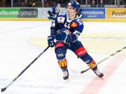 Pius Suter zuerst mit einem ungeahndeten klaren Foul an Zugs Goalie und ein paar Sekunden später mit dem 4:3-Siegtor in der Verlängerung entschied die packende Partie ZSC - Zug (Bild: KEYSTONE/MELANIE DUCHENE)