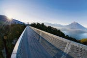 Die Panoramahängebrücke Sigriswil mit Blick auf Thunersee und Niesen.