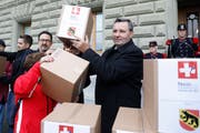 Werner Salzmann, SVP Nationalrat des Kantons Bern, bei der Einreichung des Referendums. (KEYSTONE/Peter Klaunzer)