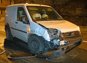 Auch der Lieferwagen wurde stark beschädigt. (Bild: Luzerner Polizei (Luzern, 24. Januar 2019))