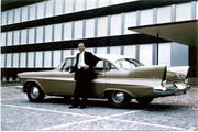 Hatte schon immer Freude an schönen Autos: Max Dätwyler 1959 als frisch gebackener Doktor der Chemie mit seinem 1957er Plymouth Belvedere, abgelichtet vor dem Gebäude der heutigen Dätwyler Holding. (Bild: PD)