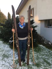 Lisbeth Schlauri-Trunz besitzt noch ein Paar Skier, die ihr Vater hergestellt hatte. Sie sind aus Hyckori-Holz. (Bild: Zita Meienhofer)