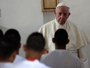 Papst Franziskus hört Häftlingen in einem Jugend-Gefängnis in Panama zu. (Bild: KEYSTONE/AP/ALESSANDRA TARANTINO)