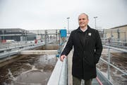 Der Hochdorfer Gemeinderat Roland Emmenegger (FDP) macht sich ein Bild von der ARA Hochdorf. (Bild: Dominik Wunderli, Hochdorf, 24. Januar 2019)