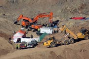 Schweres Gerät kommt bei der Suche zum Einsatz. Bild: Daniel Perez/EPA/Keystone (Totalan, 25. Januar 2019)