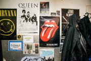 An einer Wand im Weinfelder Bandraum kleben Poster von Bands, von denen sich The Rising Lights inspirieren lassen.