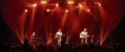 Pippo Pollina zwischen Martin Kälberer (l.) und Werner Schmidbauer auf der Tournee «Ritorniamo – da samma wieder» vergangenen Sommer. (Bild: PD/Till Jenninger)