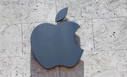 Das Apple-Logo an einer Filiale in Miami. Bild: Alan Diaz/AP (Miami, 13. Dezember 2018)