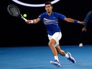 Kaum ins Schwitzen gekommen: Novak Djokovic gab gegen Luca Pouille im Australian-Open-Halbfinal nur vier Games ab (Bild: KEYSTONE/AP/MARK SCHIEFELBEIN)