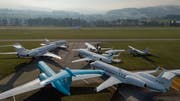 Auf dem Flugplatz Altenrhein warten Privatjets auf ihre Passagiere. (Bild: Tino Dietsche)