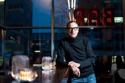Urs Rust sorgt in seiner Bar monatlich für gepflegten Sound in lauschiger Umgebung. Das Format «Niente Jazz» ist ein Erfolg. (Bild: Maria Schmid, Zug, 18. Januar 2019)