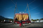 Eine Szene, die man dieses Jahr vermissen wird: der Circus Nock baut sein Zelt auf der Allmend Luzern auf. (Bild: Pius Amrein (Luzern, 24. Oktober 2013))