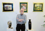 Der Porzellanmaler Bernd Hauswirth zeigt einige seiner besonderen Bilder und prächtigen Designobjekte. (Bild: Hansruedi Rohrer)