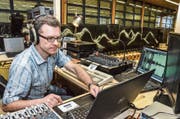 Der Technikchef auf dem Technikturm: Stefan Müller überwacht den Ablauf des Unterhaltungsprogramms. (Bild: Christoph Heer)