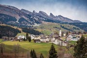 Die Churfirsten sind nah, doch die Zentren weit: Wildhaus-Alt St. Johann hat viel zu grosse Baulandreserven. (Bild: Urs Bucher (Wildhaus, 24. November 2018))