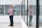 Lukas Hoffmann (Bild links) beseelt mit seinen Fotografien das Unspektakuläre. (Bild: Maria Schmid, Zug, 24. Januar 2019)
