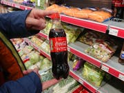 Bei Coca-Cola steckt in der Schweiz bald weniger in der Flasche. (Bild: AWP)