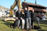 Gemeinderat Viktor Eiholzer, Kirchenratspräsident Pius Odermatt und Genossenpräsident Albert Gabriel (von links) beim Spatenstich. Im Hintergrund das alte Sigristenhaus, dass vom Neubau nicht tangiert wird. (Bild: Oliver Mattmann (Ennetbürgen, 25. Januar 2019))