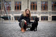 Carmen Lebeda mit der Labrador-Hündin Maggie vor dem Maihofschulhaus Luzern. (Bild: Corinne Glanzmann, 27. Dezember 2018)