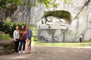 Touristen knipsen vor dem Löwendenkmal ein Selfie. (Bild: Isabelle Jost (Luzern, 28. Juni 2017))