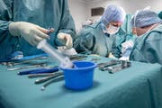 Ärzte im ambulanten Operationszentrum der Klinik St. Anna im Bahnhof Luzern. (Bild: Philipp Schmidli, 18. Dezember 2018)