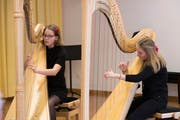 Junge Musikerinnen zeigen am Rotary-Musikpreis ihr Können. (Bild: Roger Zbinden (Ennetbürgen, 4. Februar 2017))