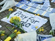 Gedenkstätte mit Blumen ausserhalb des Cardiff City Football Club. Der verschollene Fussballer Emiliano Sala sollte für den britischen Club spielen. Die Kritik am Abbruch der Suchaktion ist laut. Der Pilot hätte die vom Radar verschwundene Maschine offenbar gar nicht fliegen dürfen. (Bild: KEYSTONE/AP PA/BEN BIRCHALL)