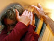 Nur wenn das Kindeswohl gemäss einer Checkliste gefährdet ist, soll eine Gefährdungsmeldung an die Behörden gemacht werden. Das empfiehlt die Anlaufstelle Kescha nach einer Auswertung von Kesb-Fällen. (Gestellte Aufnahme, Symbolbild) (Bild: KEYSTONE/STEFFEN SCHMIDT)