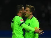 Die Schalker Stefan Vujic und Lazar Kukic, zwei Serben, freuen sich über das zeitweilige 2:1 (Bild: KEYSTONE/EPA/CLEMENS BILAN)