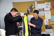 Thomas Minder erhält von Philipp Rüdin ein Maillot Jaune.