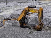 Bagger im Einsatz - hier im September 2017 in Bondo GR. (Bild: KEYSTONE/GIANCARLO CATTANEO)