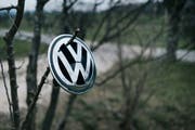 Der Toggenburger Garagist hängte bildlich gesprochen das Logo des Autoherstellers an den Nagel. (Bild: Keystone/Christian Beutler)