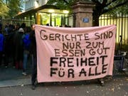 Sympathisanten der Angeklagten im Prozess um den Basler Saubannerzug hatten im Oktober «Freiheit für alle» gefordert. Das Strafgericht verurteilte jedoch 15 der 18 Angeklagten zu Freiheitstrafen. Einen Freispruch gab es nur in zwei Fällen. (Archivbild: Martin Heutschi, Keystone-SDA)