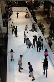 Eine ähnliche Eisbahn aus synthetischem Eis, wie sie dereinst auf dem EWL-Areal für ein Theaterstück stehen wird, befindet sich bis 9. Februar im Emmen Center. (Bild: PD)