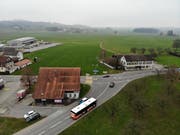 Auf der grossen Wiese in der Bildmitte soll der kantonale Werkhof für den Oberthurgau entstehen. Die alte Käserei Schrofen (rechts im Bild) wird einst der Bodensee-Thurtalstrasse (BTS) weichen müssen und abgebrochen. (Bild: Reto Martin)
