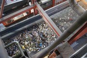 Die maschinelle Sortierung der gemischten Kunststoffsammlung erfolgt über lange Bänder, Erkennungskameras und Luftstösse. (Bild: PD)