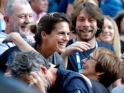 Freude über den Erfolg ihres neuen Schützlings: Amélie Mauresmo (Bild: KEYSTONE/AP/AARON FAVILA)