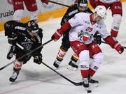 Luganos Matteo Romanenghi (links) versucht gegen Lausannes Cory Emmerton an den Puck zu kommen (Bild: KEYSTONE/TI-PRESS/SAMUEL GOLAY)