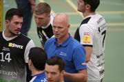 Trainer Marko Klok fühlt sich wohl inmitten seiner Spieler von Volley Amriswil. «Der Verein bietet ein professionelles Umfeld», sagt der 50-jährige Holländer. (Bild: Mario Gaccioli, Jona, 13. Oktober 2018)