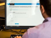 Gemeinden und Städte müssen laufend IT-Dienstleistungen einkaufen, beispielsweise für E-Voting-Systeme. (Archiv-Bild). (Bild: Keystone Alexandra Wey)