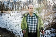 Pfarrer Jörg Niederer mit Wanderstöcken unterwegs in der Nähe seines Wohnorts im Oberwiesenquartier. (Bild: Andrea Stalder)