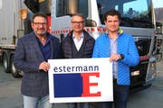 Von links nach rechts: Der ehemalige Chef Hans Winiker, Verwaltungsratspräsident Jost Estermann und der neue Chef Peter Moos. (Bild: PD)