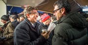 Albert Rösti (links), Präsident der SVP Schweiz, unterhält sich mit seinem Gossauer Parteikollegen und Kreisparteipräsidenten Benno Koller. (Bild: Michel Canonica)