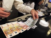 Mit genauerem Hinsehen sollten Konsumenten echte Euronoten sofort von Falschgeld unterscheiden können. (Bild: KEYSTONE/URS FLUEELER)