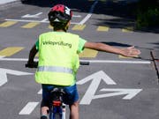 Ob bis 12-jährige Kinder auf Trottoirs Velo fahren dürfen, ist in einer Vernehmlassung umstritten. Befürchtet wird, dass die Sicherheit der Fussgänger leidet. (Bild: KEYSTONE/STEFFEN SCHMIDT)