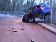 Aufgebockt hat es dieses Auto nach einer Streifkollision in Werthenstein LU. (Bild: Luzerner Polizei)